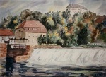 Im Hintergrund auf einem Berg das Schloss Sachsenburg in Sachsen, im Vordergrund der Fluss Zschopau mit Wehr und Fischerschänke, gemalt mit Aquarellfarben im Jahr 1995