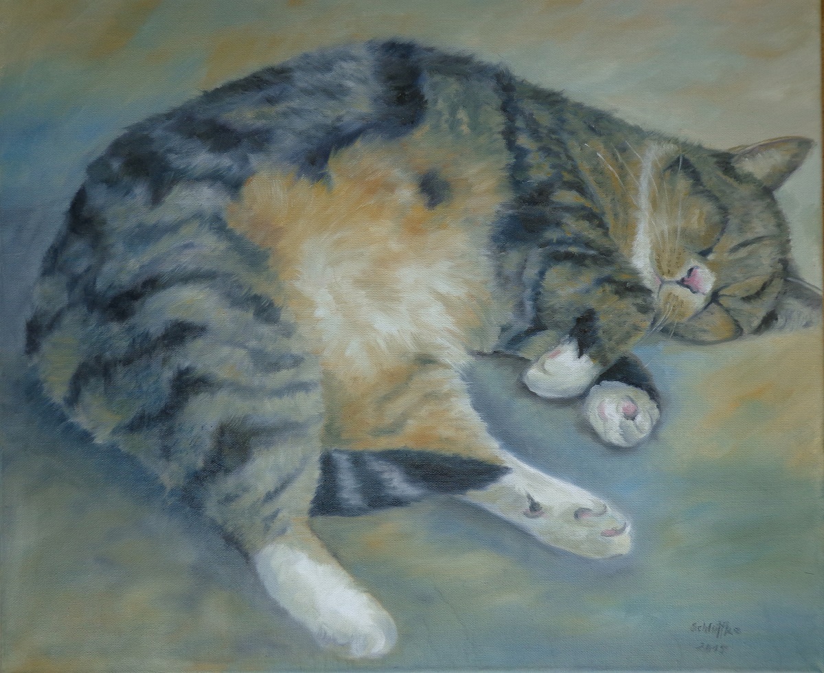 schlafende getigerte Hauskatze auf der linken Seite liegend mit zwischen den Hinterläufen geklemmten Schwanz; gemalt in Öl im Jahr 2015